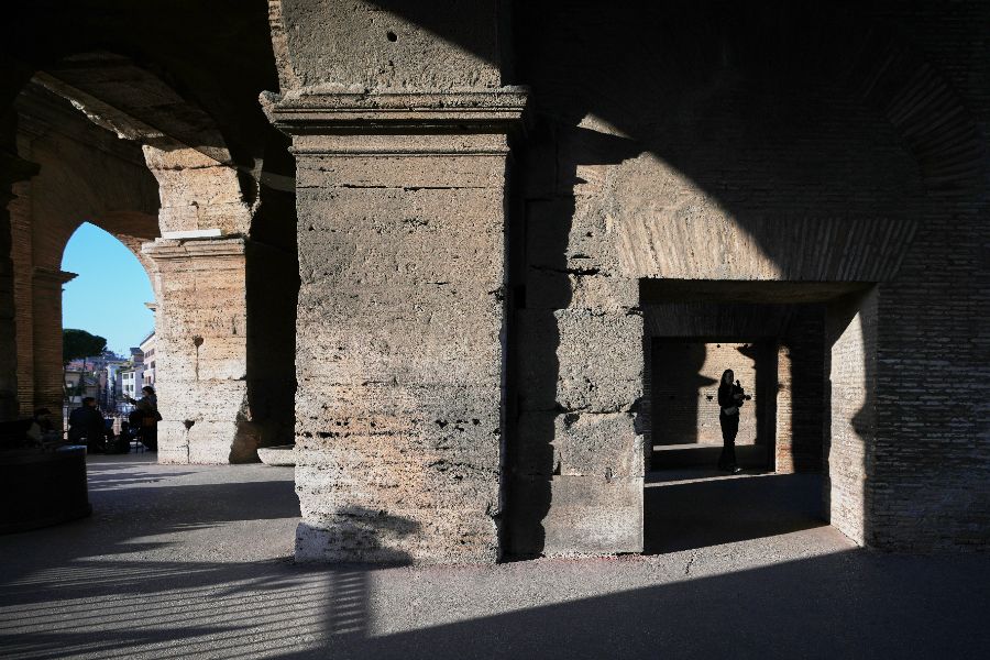 <p>Папа Лъв Четиринадесети носеше кръста по целия Кръстен път на Римския Колизеум на католическия Разпети петък, като стана първият предстоятел на римокателическата църква от десетилетия насам, който минава по всички 14 спирки, предаде Асошиейтед прес.</p>