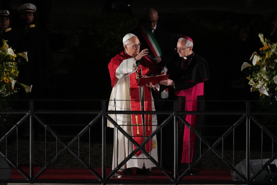 <p>Папа Лъв Четиринадесети носеше кръста по целия Кръстен път на Римския Колизеум на католическия Разпети петък, като стана първият предстоятел на римокателическата църква от десетилетия насам, който минава по всички 14 спирки, предаде Асошиейтед прес.</p>