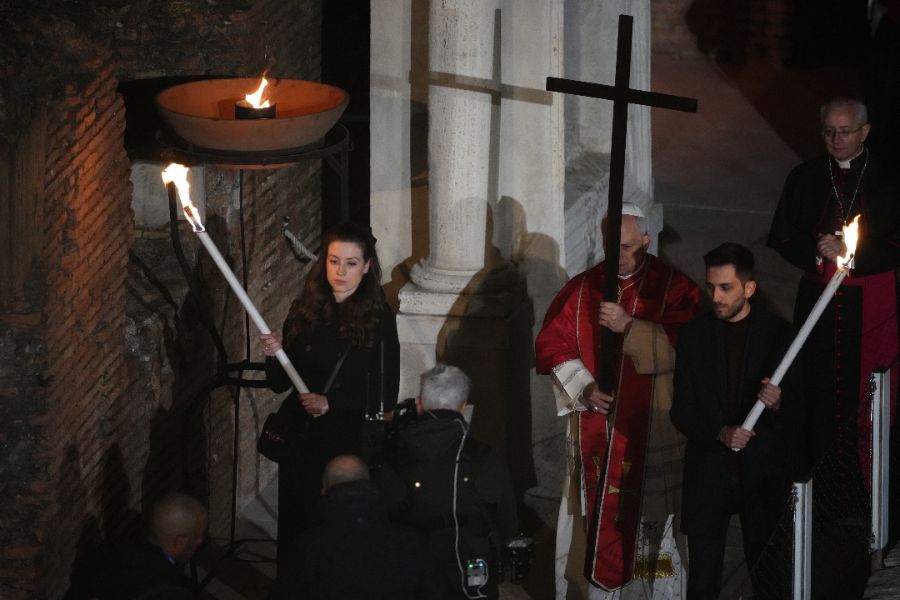 <p>Папа Лъв Четиринадесети носеше кръста по целия Кръстен път на Римския Колизеум на католическия Разпети петък, като стана първият предстоятел на римокателическата църква от десетилетия насам, който минава по всички 14 спирки, предаде Асошиейтед прес.</p>