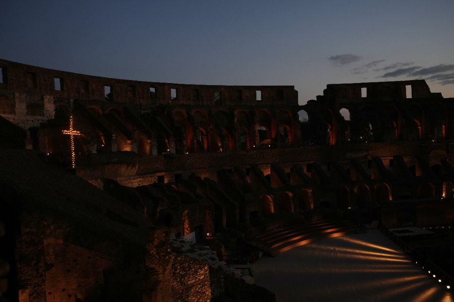 <p>Папа Лъв Четиринадесети носеше кръста по целия Кръстен път на Римския Колизеум на католическия Разпети петък, като стана първият предстоятел на римокателическата църква от десетилетия насам, който минава по всички 14 спирки, предаде Асошиейтед прес.</p>