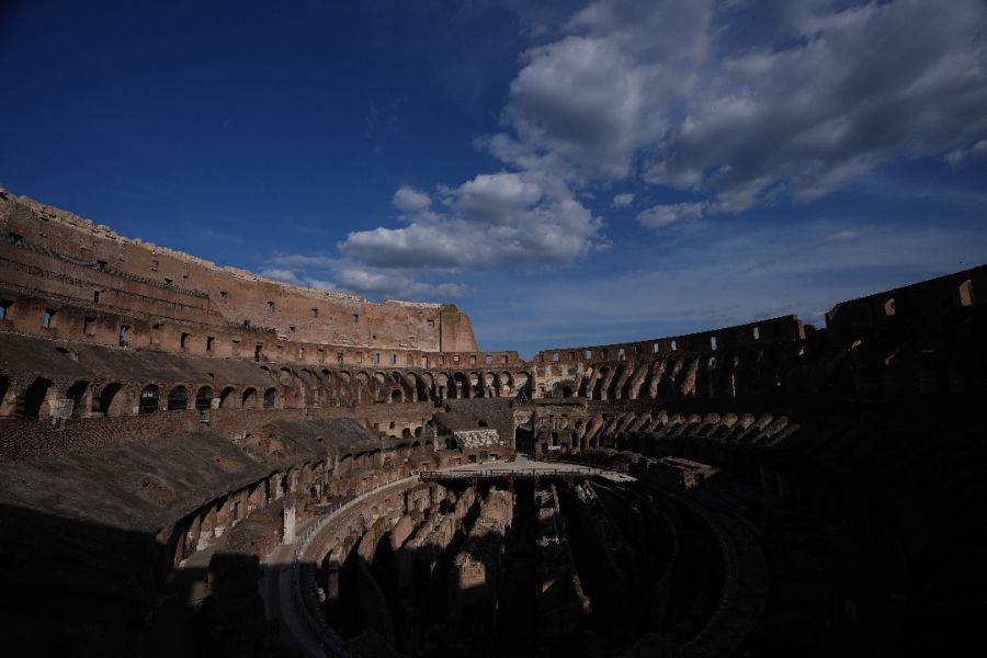 <p>Папа Лъв Четиринадесети носеше кръста по целия Кръстен път на Римския Колизеум на католическия Разпети петък, като стана първият предстоятел на римокателическата църква от десетилетия насам, който минава по всички 14 спирки, предаде Асошиейтед прес.</p>
