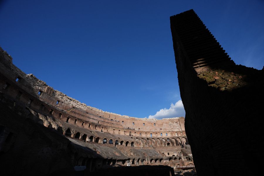 <p>Папа Лъв Четиринадесети носеше кръста по целия Кръстен път на Римския Колизеум на католическия Разпети петък, като стана първият предстоятел на римокателическата църква от десетилетия насам, който минава по всички 14 спирки, предаде Асошиейтед прес.</p>