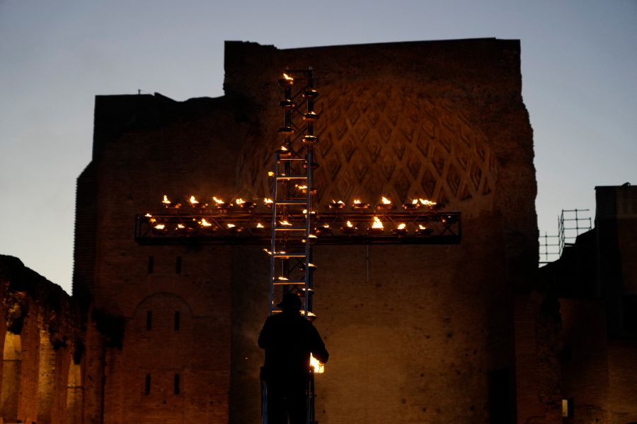 <p>Папа Лъв Четиринадесети носеше кръста по целия Кръстен път на Римския Колизеум на католическия Разпети петък, като стана първият предстоятел на римокателическата църква от десетилетия насам, който минава по всички 14 спирки, предаде Асошиейтед прес.</p>