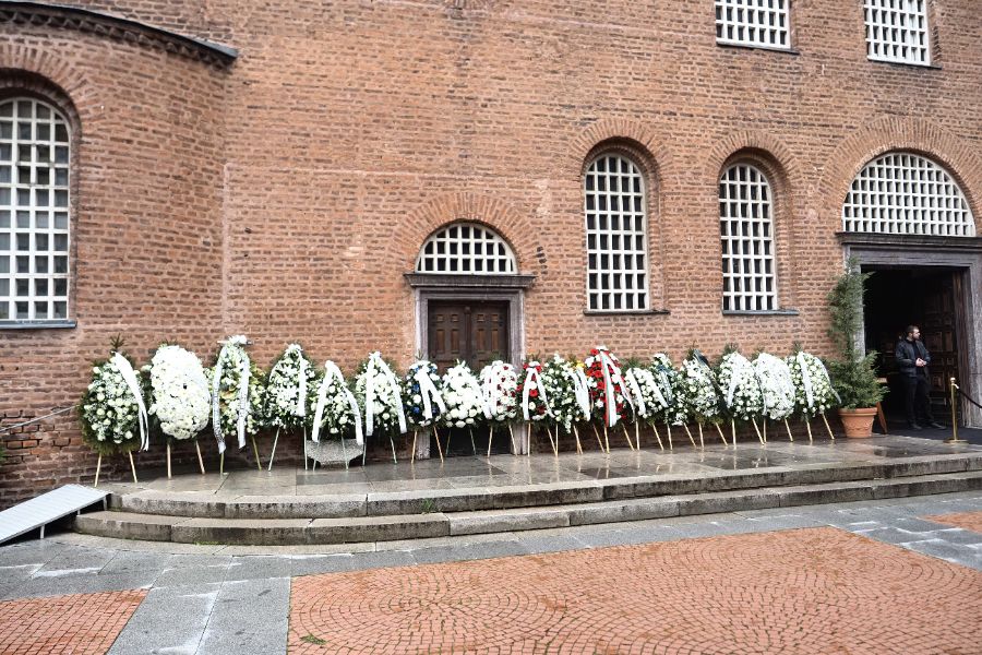 <p>България изпраща легендарния вратар Борислав Михайлов.</p>