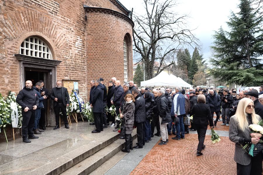 <p>България изпраща легендарния вратар Борислав Михайлов.</p>