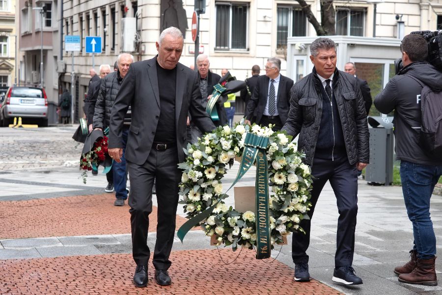 <p>България изпраща легендарния вратар Борислав Михайлов.</p>