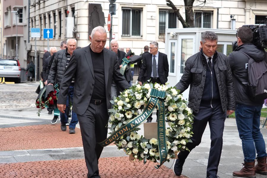 <p>България изпраща легендарния вратар Борислав Михайлов.</p>