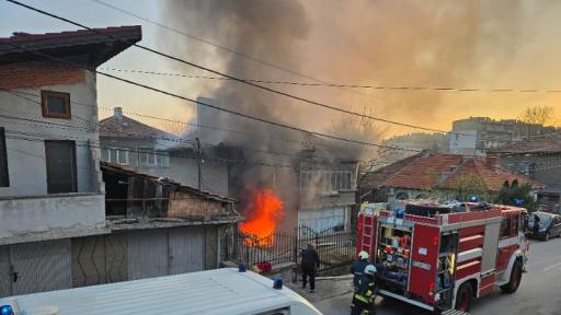 Пожар гори в къща в Свищов, изведена е самотноживееща жена