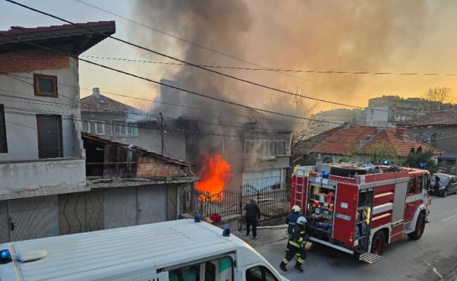 Пожар в къща в Свищов, изведена е самотноживееща жена