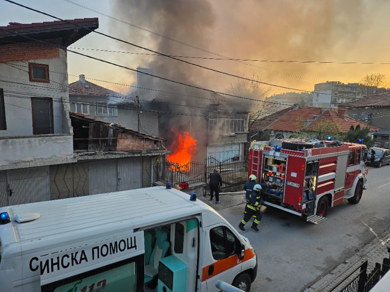 <p>Пожар гори в къща в Свищов, изведена е самотноживееща жена.</p>