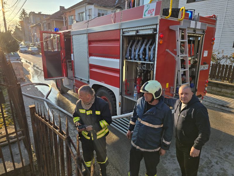 <p>Пожар гори в къща в Свищов, изведена е самотноживееща жена.</p>