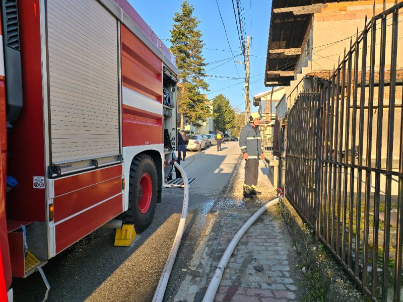 <p>Пожар гори в къща в Свищов, изведена е самотноживееща жена.</p>