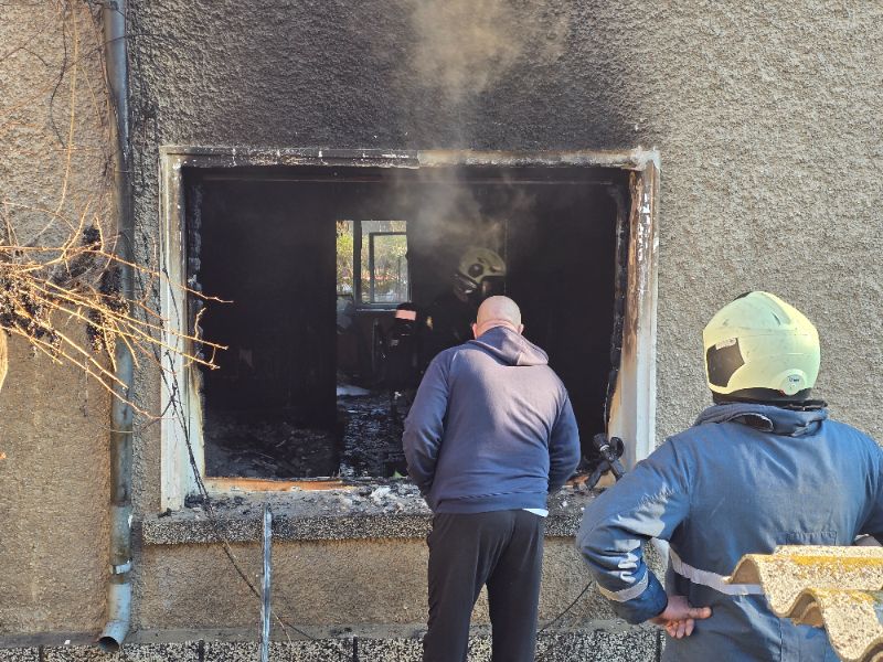 <p>Пожар гори в къща в Свищов, изведена е самотноживееща жена.</p>