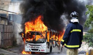 Автобус пламна в движение в центъра на Пловдив