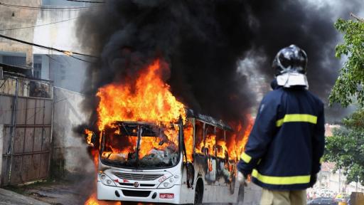 Автобус пламна в движение в центъра на Пловдив
