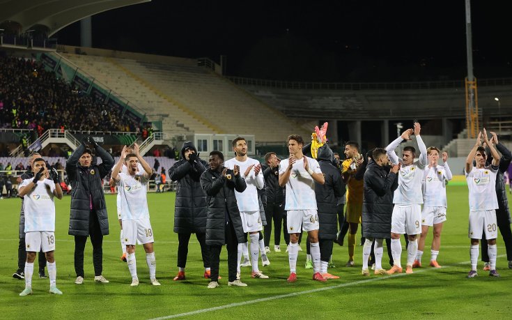 Български национал гледа от пейката как отборът му крачи към титлата на Гърция