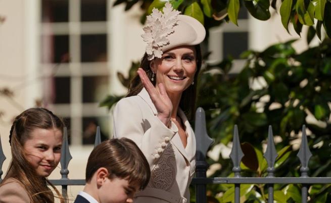 Миниатюрната чанта и любимата рокля: Принцеса Кейт обра овациите на Великден (СНИМКИ)