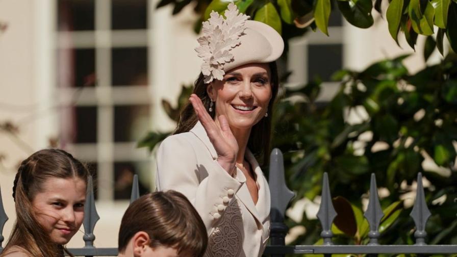 Миниатюрната чанта и любимата рокля: Принцеса Кейт обра овациите на Великден (СНИМКИ)