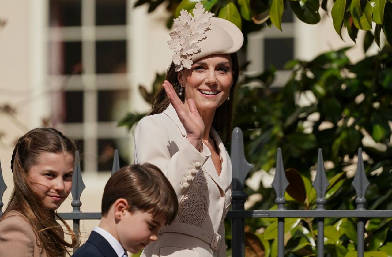 Миниатюрната чанта и любимата рокля: Принцеса Кейт обра овациите на Великден (СНИМКИ)