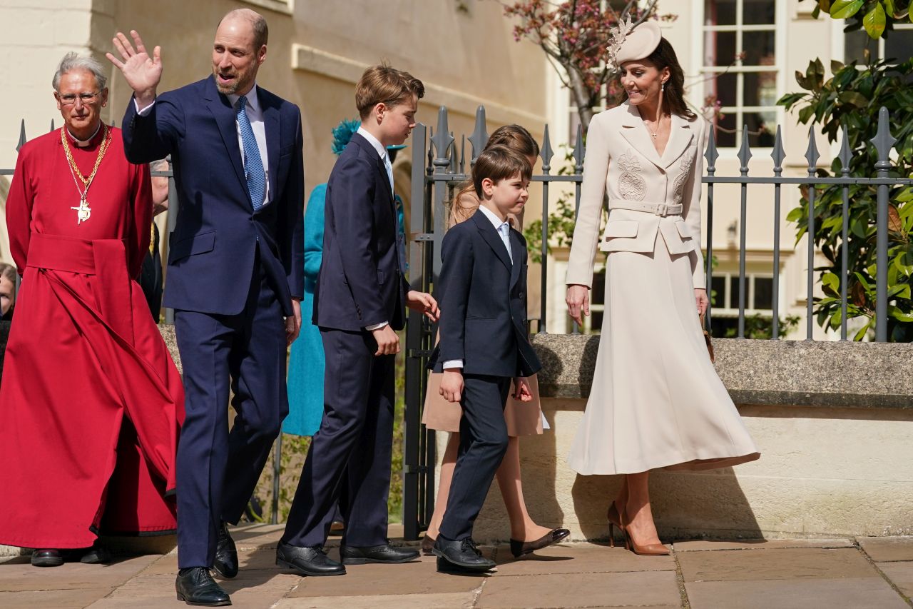 <p>Кралското семейство се събра в отлично настроение за традиционната великденска служба в параклиса &bdquo;Сейнт Джордж&ldquo; в замъка Уиндзор.</p>