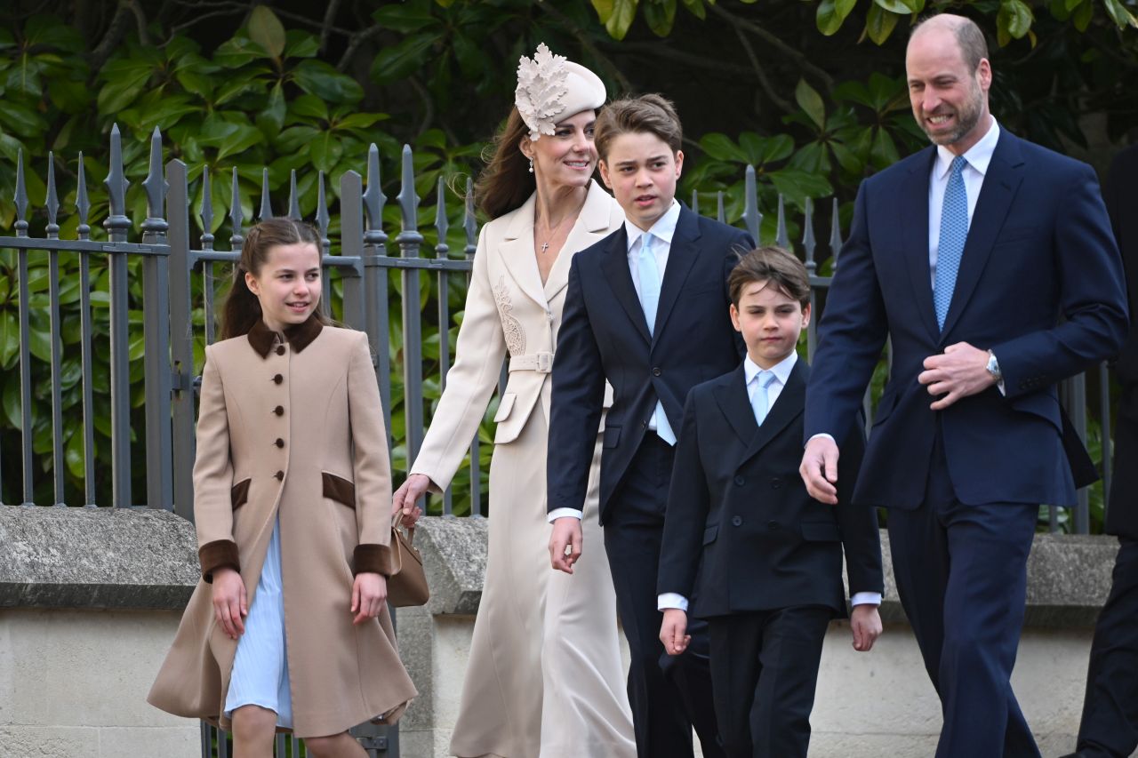 <p>Кралското семейство се събра в отлично настроение за традиционната великденска служба в параклиса &bdquo;Сейнт Джордж&ldquo; в замъка Уиндзор.</p>