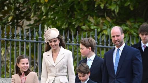 Кралското семейство се събра в отлично настроение за традиционната великденска служба в параклиса „Сейнт Джордж“ в замъка Уиндзор.