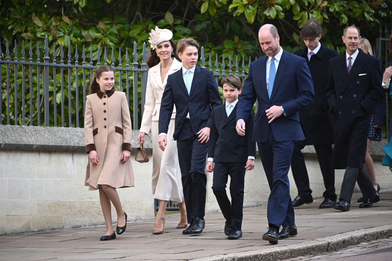 <p>Кралското семейство се събра в отлично настроение за традиционната великденска служба в параклиса &bdquo;Сейнт Джордж&ldquo; в замъка Уиндзор.</p>