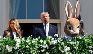 Мелания и Доналд Тръмп до великденски заек в Белия дом