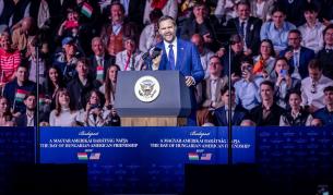 Джей Ди Ванс на митинг в подкрепа на Виктор Орбан в унгарската столица Будапеща