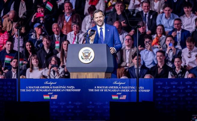 „Дано вдигне...“: Джей Ди Ванс се обади на Тръмп пред 5000 унгарци