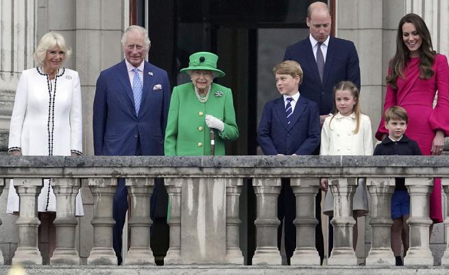 „Отплува си. Старост“ - смъртта на Елизабет II и последният подарък за правнуците