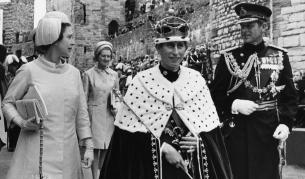 Кралица Елизабет и принц Филип с принц Чарлз в двореца Карнарвън за церемонията, която провъзгласи Чарлз за принц на Уелс