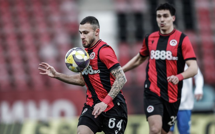 Локомотив София ще пробва да задържи български национал