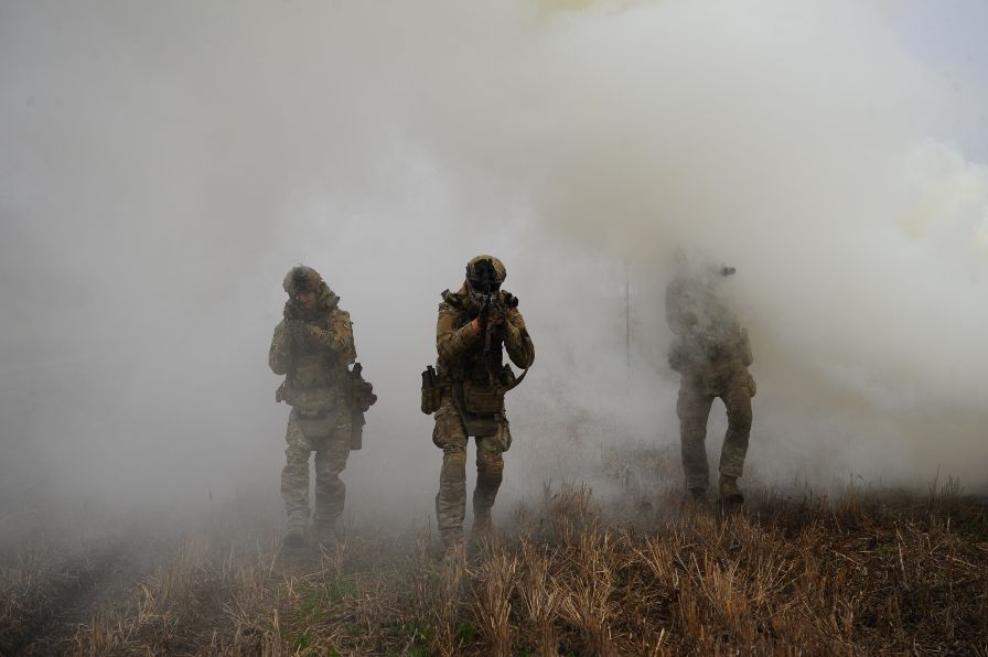 Двама души загинаха при руски удари в Харковска и Запорожка област