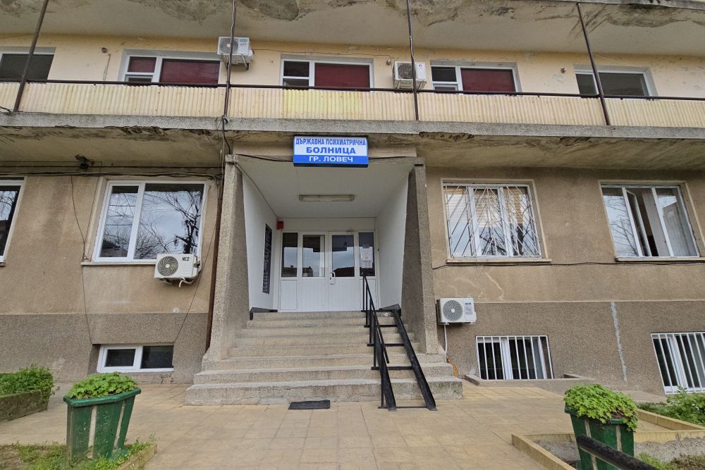 <p>Служебният министър на здравеопазването откри нова спортна площадка с фитнес уреди в двора на Държавната психиатрична болница в Ловеч</p>