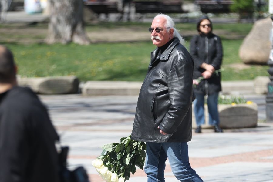 <p>Близки, приятели и граждани отдават почит пред тленните останки на композитора Михаил Белчев.</p>