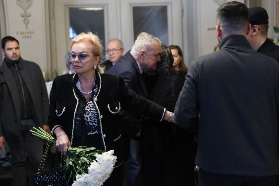 <p>Близки, приятели и граждани отдават почит пред тленните останки на композитора Михаил Белчев.</p>