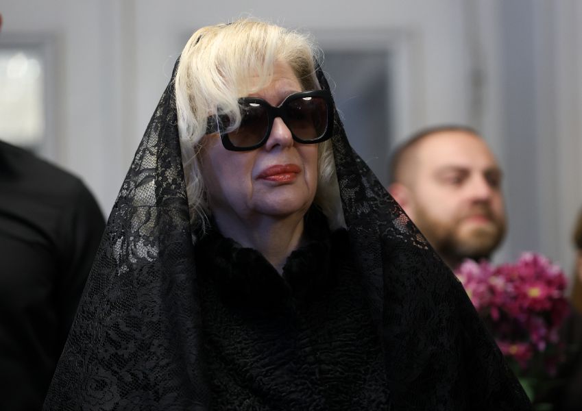 <p>Близки, приятели и граждани отдават почит пред тленните останки на композитора Михаил Белчев.</p>