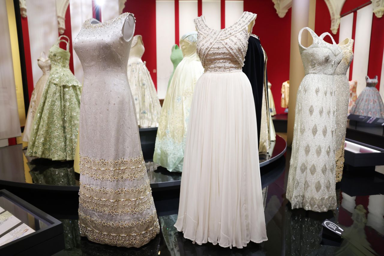 <p>Бъкингамският дворец отбелязва 100 г. от рождението на Елизабет II с уникална изложба на нейния гардероб &ndash; от детски рокли до легендарни тиари, разкриващи безстрашния ѝ стил и огромното ѝ влияние върху световната мода през десетилетията.</p>