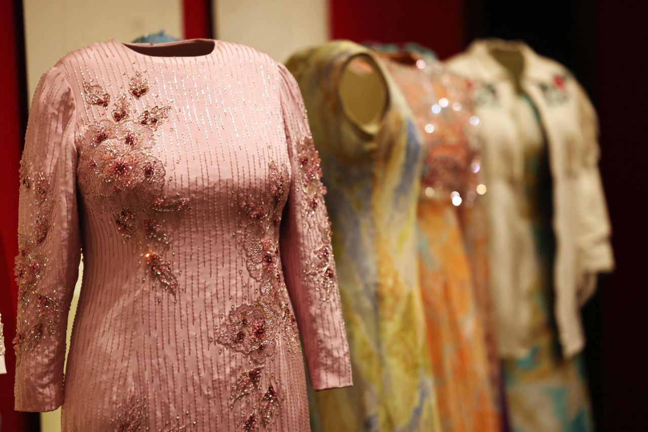 <p>Бъкингамският дворец отбелязва 100 г. от рождението на Елизабет II с уникална изложба на нейния гардероб &ndash; от детски рокли до легендарни тиари, разкриващи безстрашния ѝ стил и огромното ѝ влияние върху световната мода през десетилетията.</p>