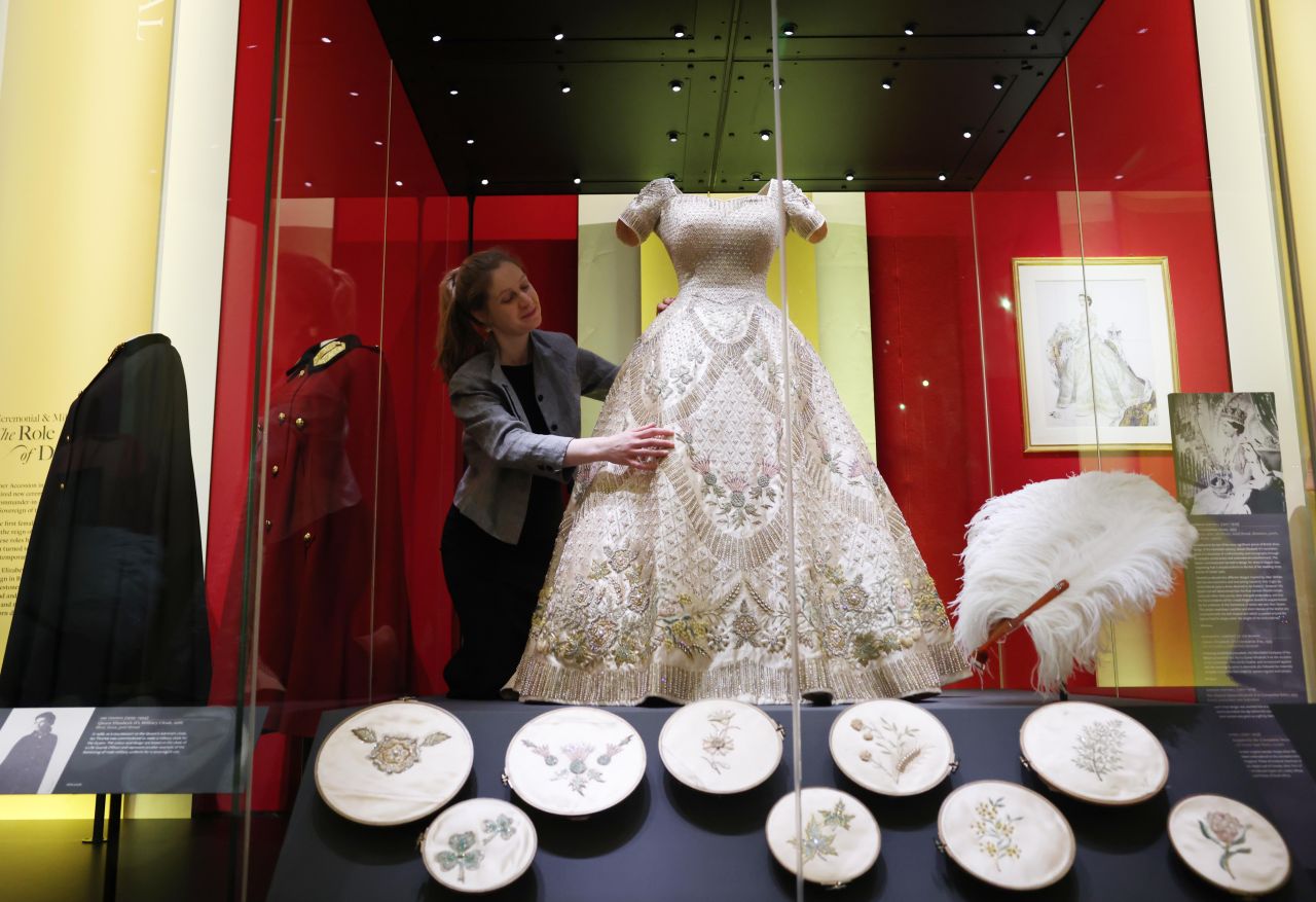 <p>Бъкингамският дворец отбелязва 100 г. от рождението на Елизабет II с уникална изложба на нейния гардероб &ndash; от детски рокли до легендарни тиари, разкриващи безстрашния ѝ стил и огромното ѝ влияние върху световната мода през десетилетията.</p>