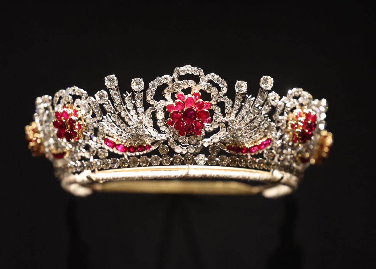 <p>Бъкингамският дворец отбелязва 100 г. от рождението на Елизабет II с уникална изложба на нейния гардероб &ndash; от детски рокли до легендарни тиари, разкриващи безстрашния ѝ стил и огромното ѝ влияние върху световната мода през десетилетията.</p>