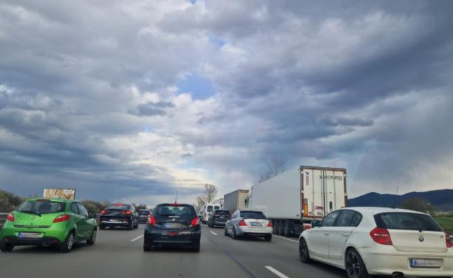 Огромно задръстване изхода от София на АМ 