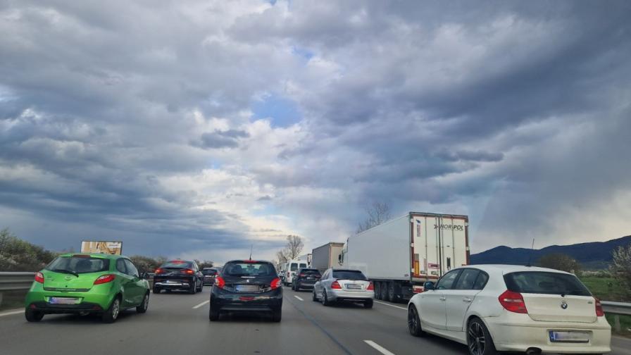 Огромно задръстване изхода от София на АМ "Тракия"