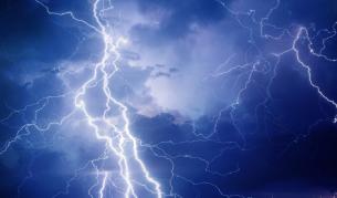 Заснеха огромна светкавица да удря самолет над Варна