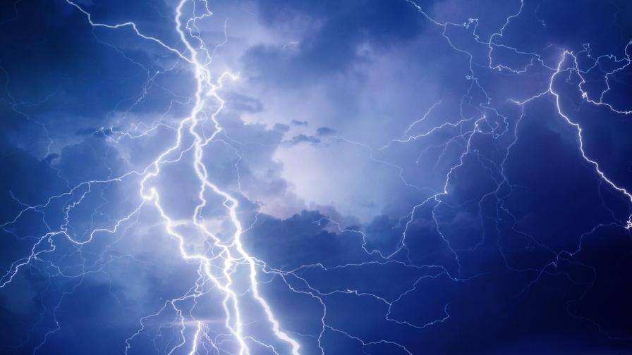 Заснеха огромна светкавица да удря самолет над Варна