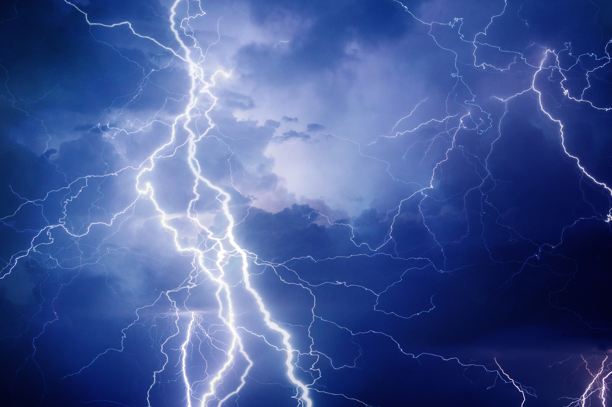 Заснеха огромна светкавица да удря самолет над Варна