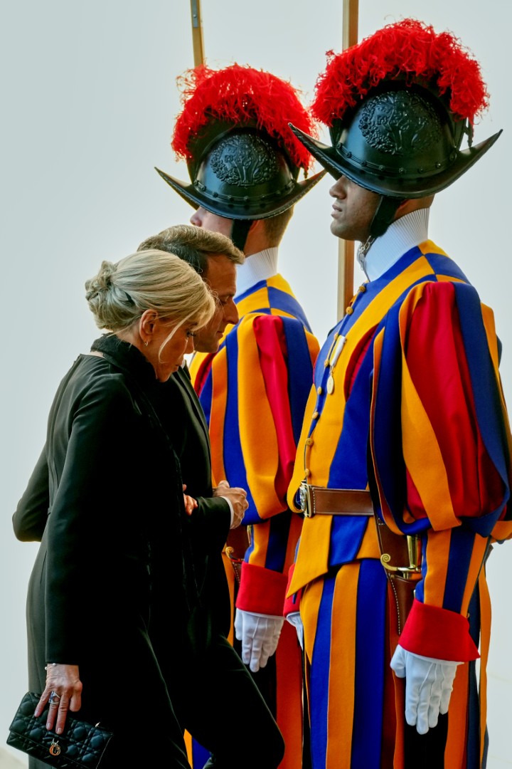 <p>Френският президент Еманюел Макрон посети Ватикана днес за частна аудиенция при папа Лъв Четиринадесети, предаде АНСА. Това беше първата лична среща на Макрон с американския понтиф. Придружен от съпругата си Брижит, Макрон се срещна и с държавния секретар на Светия престол Пиетро Паролин.</p>