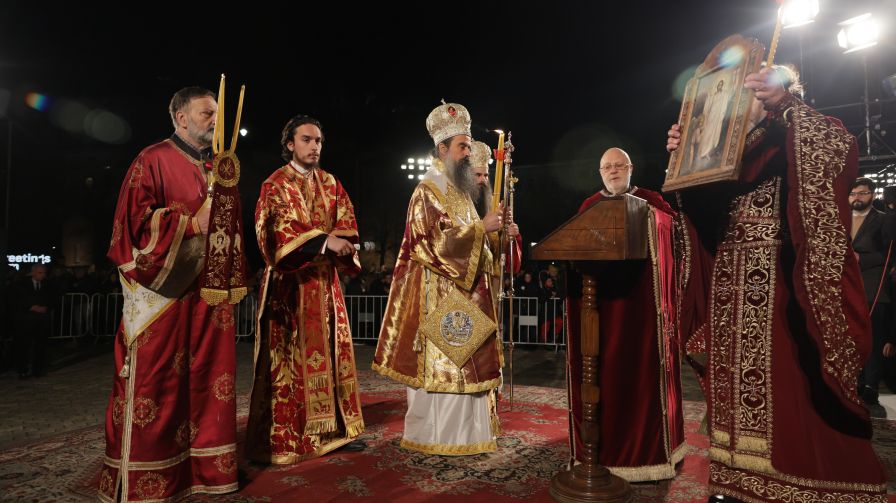 <p>Българският патриарх и Софийски митрополит Даниил възвести Христовото Възкресение и благослови българския народ пред катедралата &bdquo;Св. Александър Невски&ldquo; в София. Прозвучаха също Евангелието и тропарът за Възкресението, и възгласите: &bdquo;Христос воскресе - Воистину воскресе!&ldquo;</p>