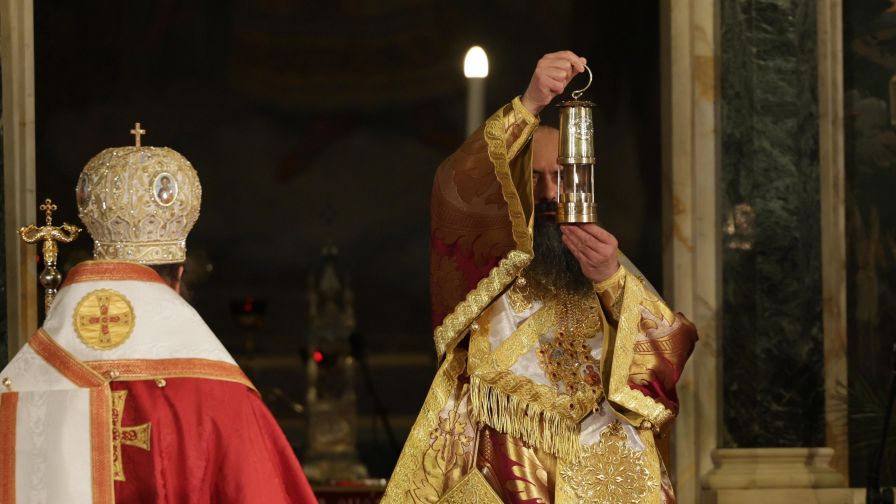 <p>Българският патриарх и Софийски митрополит Даниил възвести Христовото Възкресение и благослови българския народ пред катедралата &bdquo;Св. Александър Невски&ldquo; в София. Прозвучаха също Евангелието и тропарът за Възкресението, и възгласите: &bdquo;Христос воскресе - Воистину воскресе!&ldquo;</p>